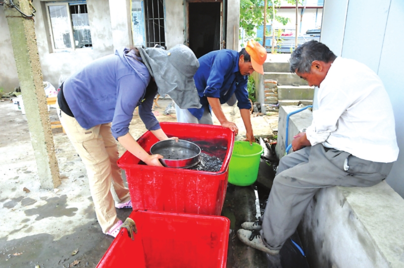 　　考古队员对器物进行水选。