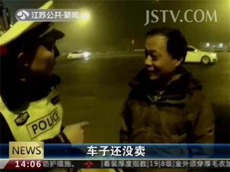无牌无证消防车深夜跨省界 江苏交警依法扣留
