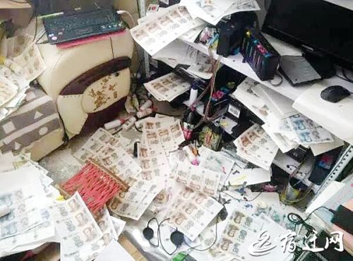 打印假币现场