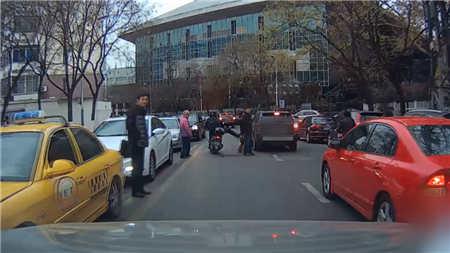 行为恶劣！南京一骑助力车男子骑车中踹倒路人