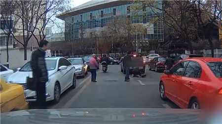 行为恶劣！南京一骑助力车男子骑车中踹倒路人