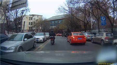 行为恶劣！南京一骑助力车男子骑车中踹倒路人