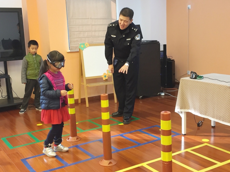 交警在引导小朋友通过反光桩。 □记者 九思 摄 交警在引导小朋友通过反光桩。 □记者 九思 摄