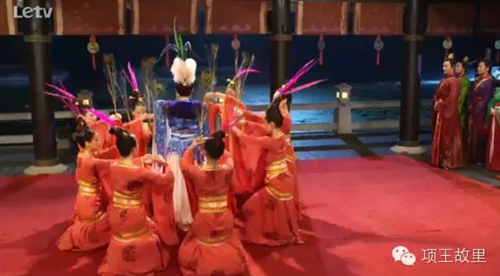 其三，同样的曼妙楚舞，衣袂飘飘。
项王故里的楚服秀、开门迎宾值得一看哦！