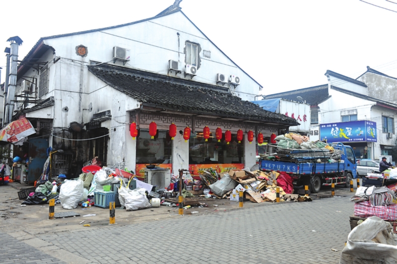 　　位于王天井巷的废品收购站，把周边环境搞得一团糟