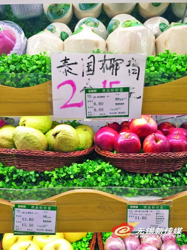 　　　不少水果店进口水果的销量不错。