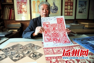 熊崇荣大师展示创作的《百猴图》。