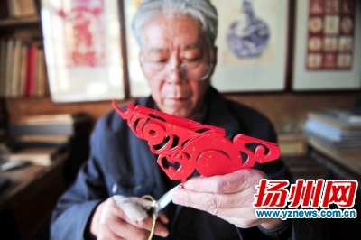 熊大师创作猴生肖立体剪纸。