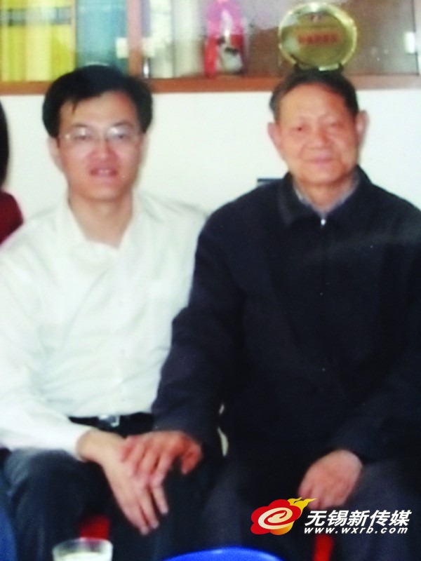 ▲杜江峰(左)与恩师盛福清合影 ▲杜江峰(左)与恩师盛福清合影