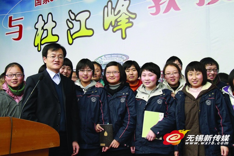 ▲杜江峰与天一中学学生合影 ▲杜江峰与天一中学学生合影