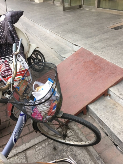 九旬老人吴大爷摔倒的地方。栾佳丽摄