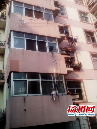 二楼三楼被砸断的晾衣杆。永富摄 二楼三楼被砸断的晾衣杆。永富摄
