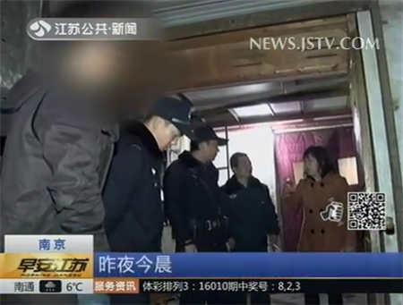 网吧老板楼道倒水 老人摔倒起纠纷