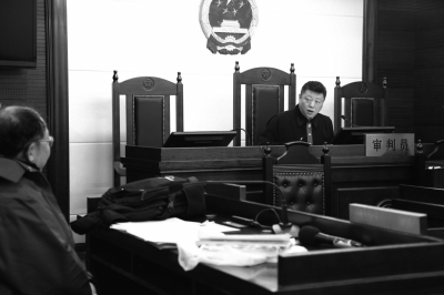      庭审中，审判长向当事人袁先生询问与案件有关的事宜。