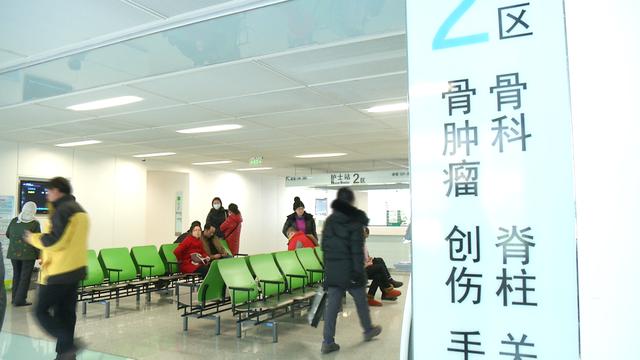 冰冻天气频发摔伤，市民走路还得学“猫步”