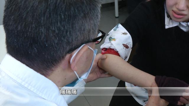 冰冻天气频发摔伤，市民走路还得学“猫步”