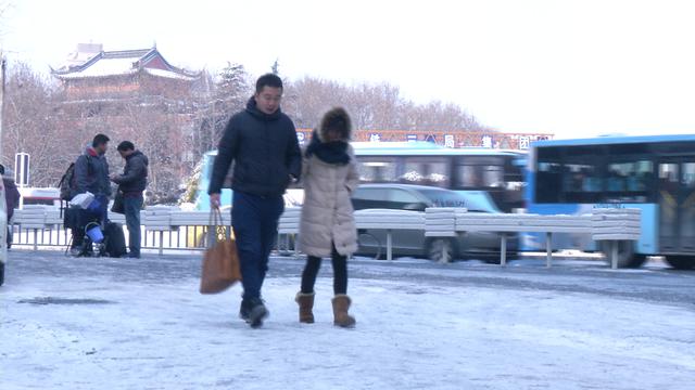 冰冻天气频发摔伤，市民走路还得学“猫步”