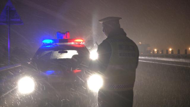 雪夜南京 各部门联动铲雪除冰