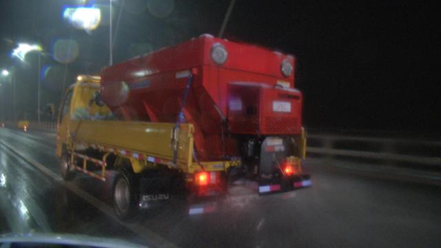 雪夜南京 各部门联动铲雪除冰