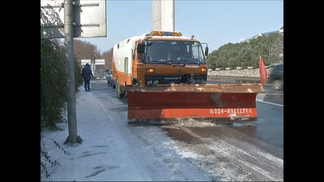 雪夜南京 各部门联动铲雪除冰