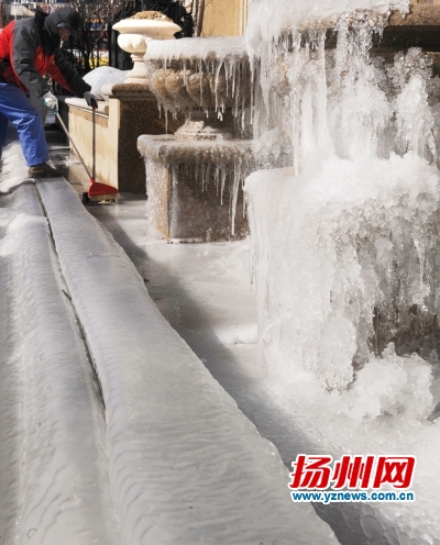 小区内的喷泉成了&ldquo;冰池&rdquo;。濮良平摄