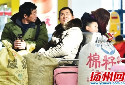 返乡旅客正在西部客运枢纽候车室等待检票。庄文斌摄