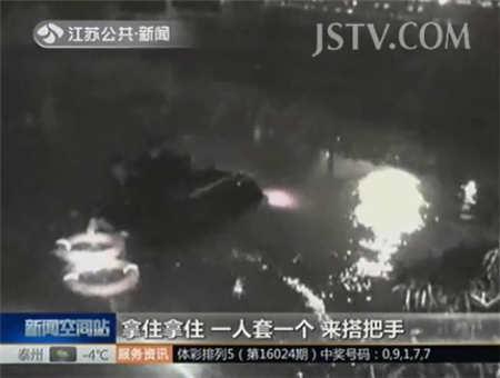 驾车冲进冰河 司机乘客被困车顶冻得发抖