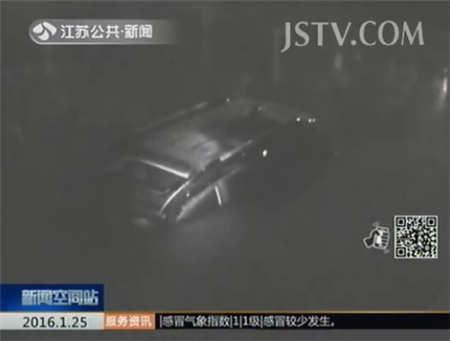 驾车冲进冰河 司机乘客被困车顶冻得发抖