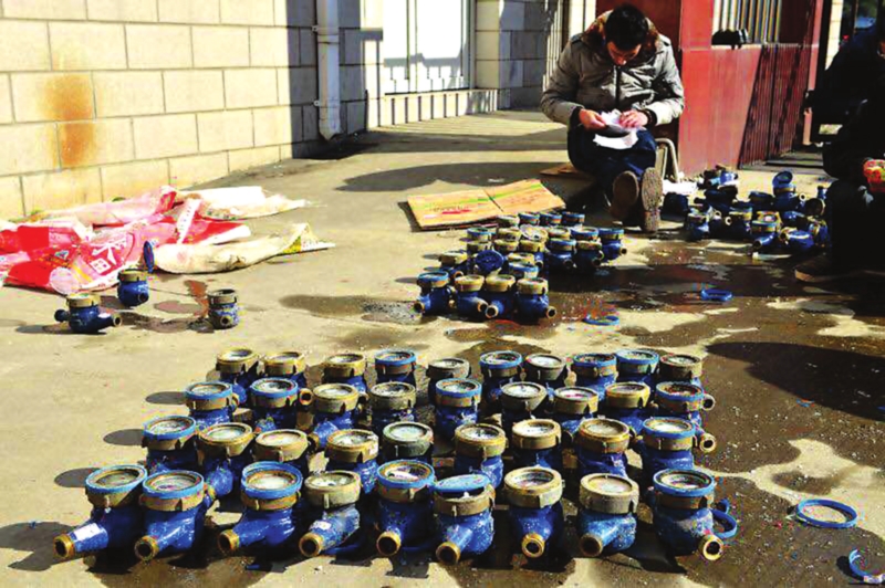 工作人员盘点要更换的水表。 王亭川摄