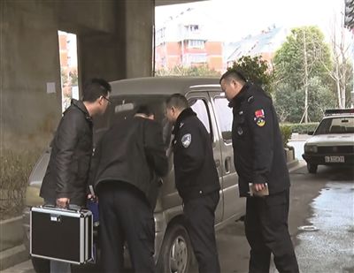 大图：民警在检查事发面包车。