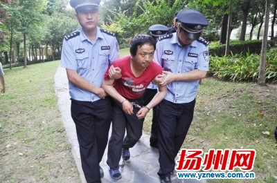 ▲张某落网后向警方指认作案现场。（本报资料图片）