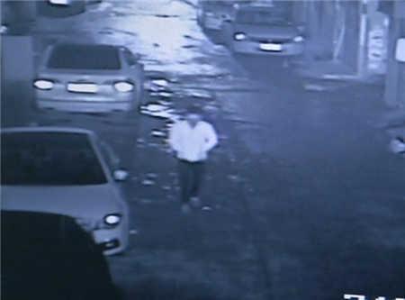 嫌钱太少 劫匪拿抢来的手机发微信“讨红包”