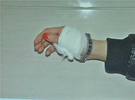 嫌钱太少 劫匪拿抢来的手机发微信“讨红包”