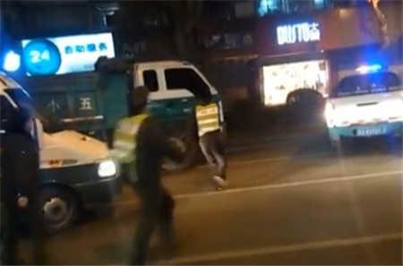 &ldquo;黑渣土车&rdquo;为躲执法 主干道疯狂逆行倒车