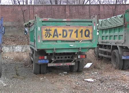 &ldquo;黑渣土车&rdquo;为躲执法 主干道疯狂逆行倒车