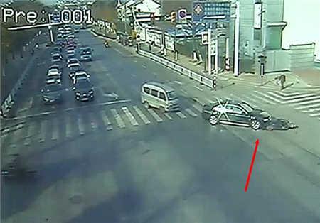 电瓶车全责！男子醉驾电瓶车 钻入轿车车底