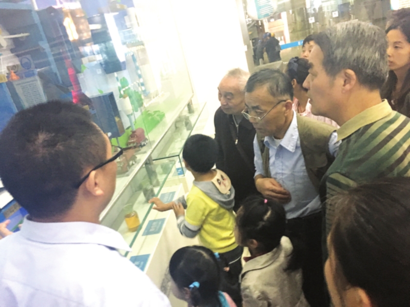 　　工作人员介绍垃圾焚烧发电