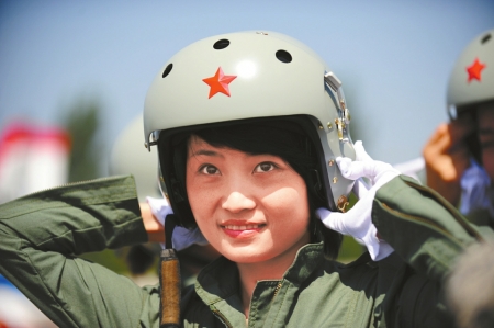 空军歼-10女飞行员余旭。（资料照片）新华社发