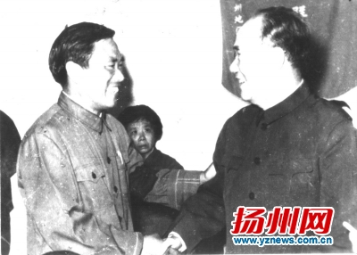 1978年,李信堂与相声大师侯宝林合影 1978年,李信堂与相声大师侯宝林合影