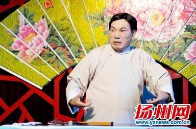李信堂表演评话《杨香武》(资料图片) 李信堂表演评话《杨香武》(资料图片)