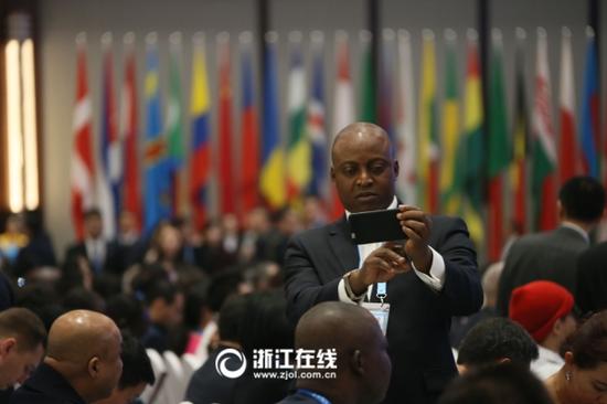 第三届世界互联网大会乌镇峰会闭幕式现场,外国嘉宾争相留影。浙江日报记者吴煌摄