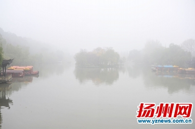 ▲扬城遭遇大雾橙色预警，大雾笼罩扬城，瘦西湖呈现朦胧美。刘江瑞摄