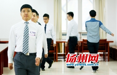 面试现场。鞠宏晨剑翔摄