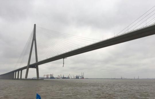 苏通大桥桥检车和轨道整体脱落 切割分离后落长江