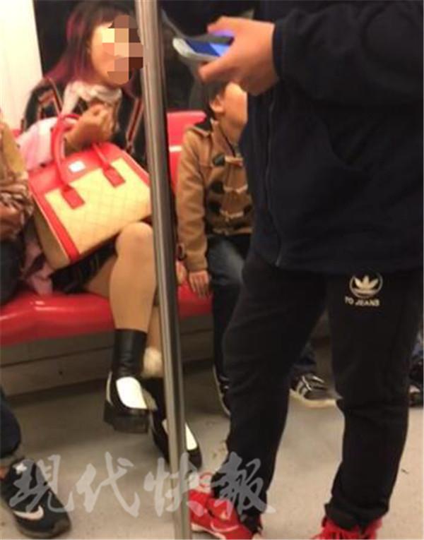 南京地铁现“瓜子女” 翘二郎 瓜子壳吐一地