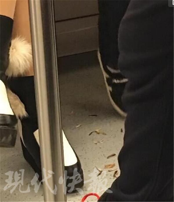 南京地铁现“瓜子女” 翘二郎 瓜子壳吐一地