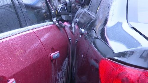 女司机油门当刹车,连撞四个人,七辆车!