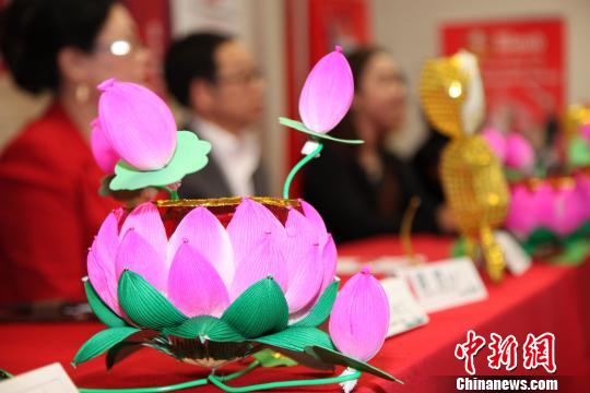 中国秦淮灯会首次亮灯加拿大