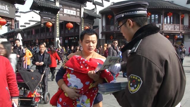 秦淮灯会迎来观灯潮