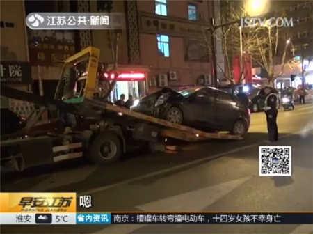 远光灯晃眼 司机被照致盲酿事故